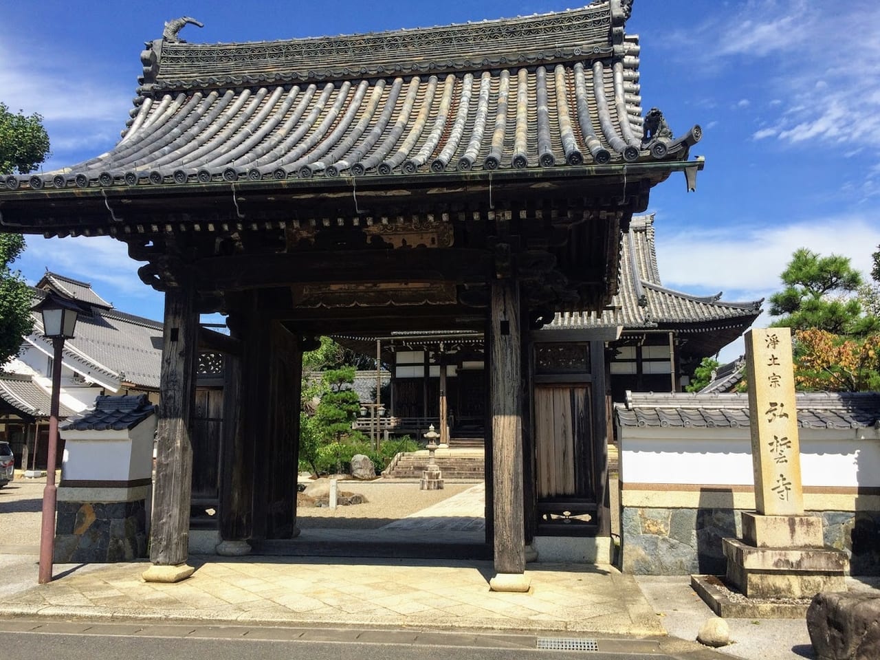 弘誓寺の門前