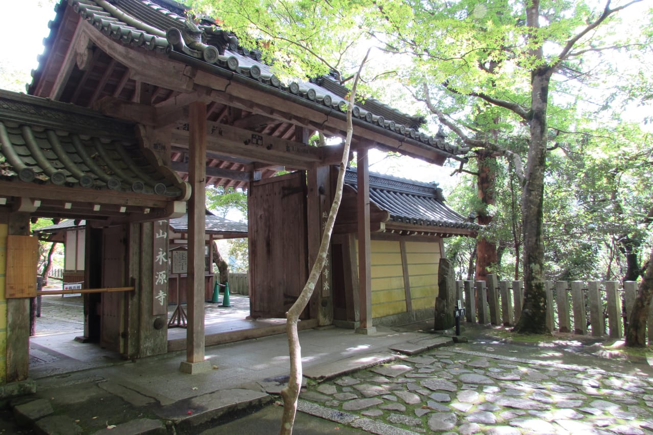 フリー素材サイトから取得した永源寺の門のイメージ