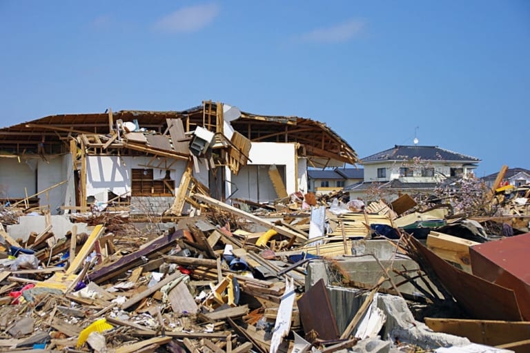 フリー素材サイトから取得した地震のイメージ