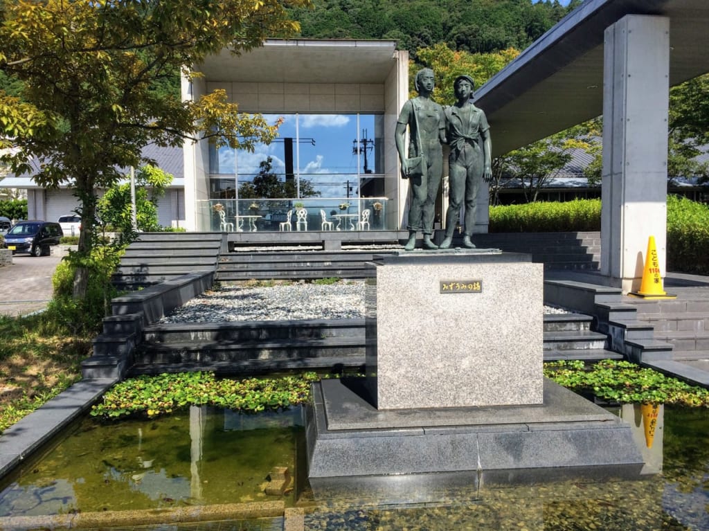 近江八幡市立図書館の正面、像