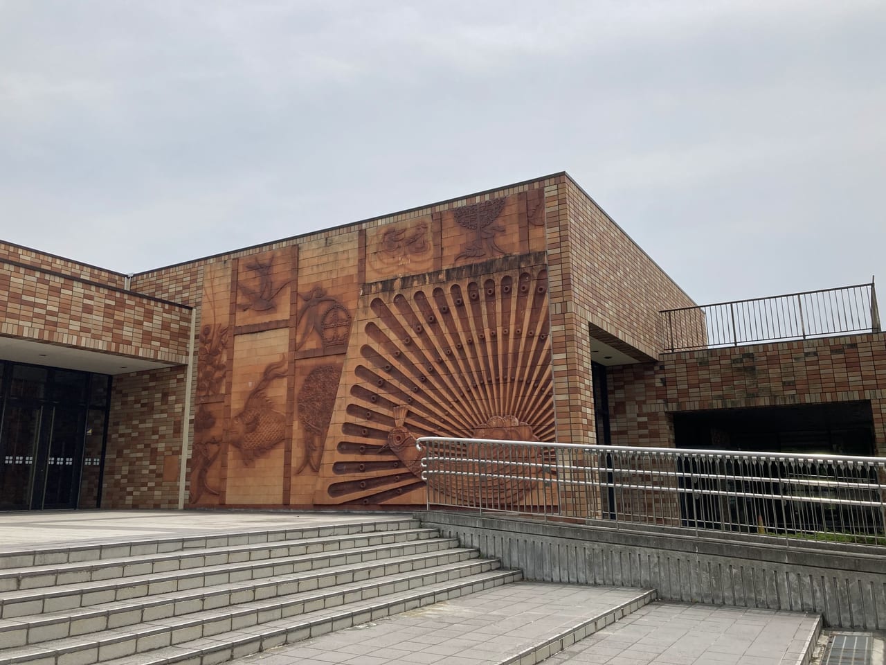 東近江市立八日市文化芸術会館の壁