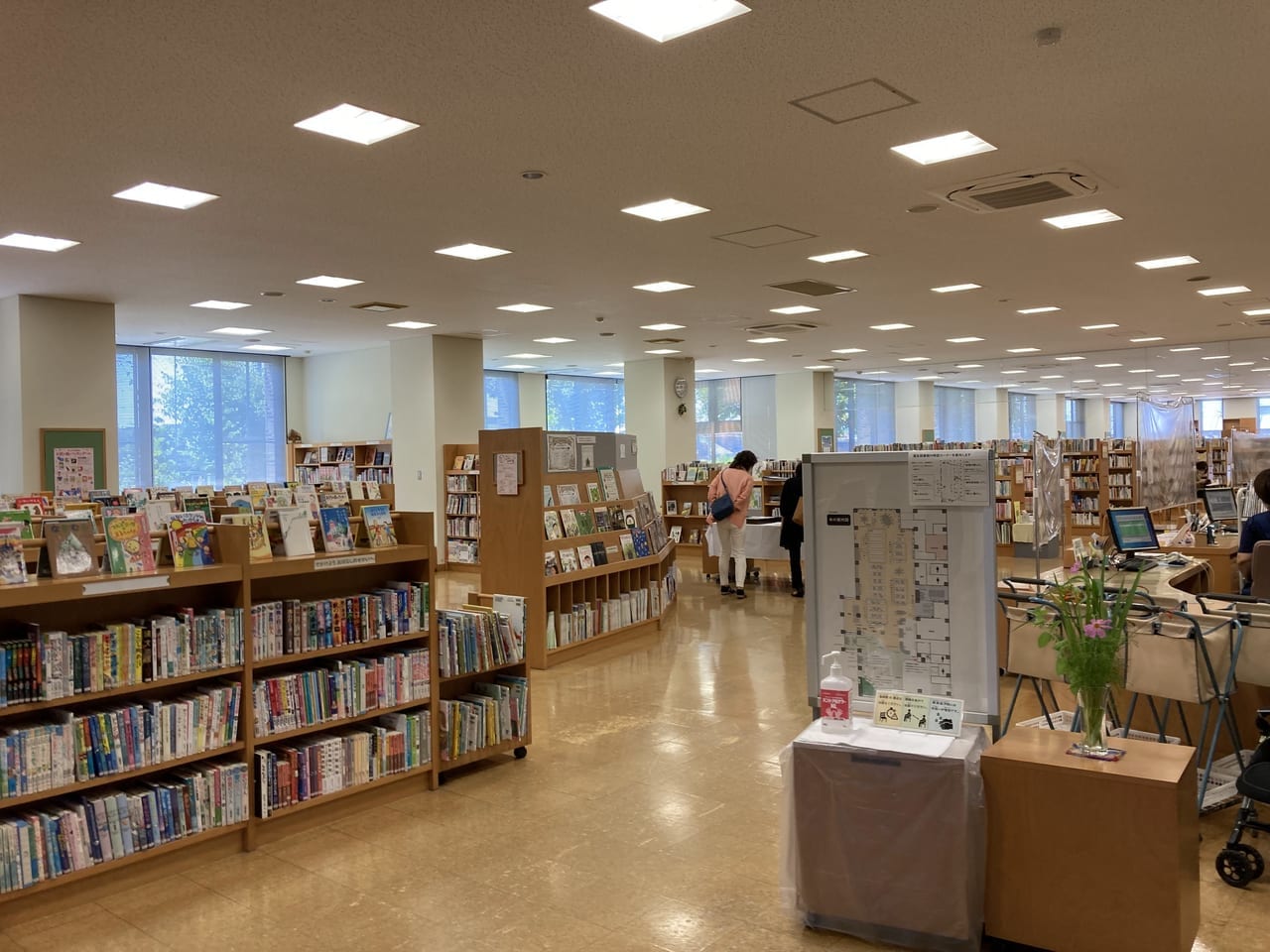 東近江市立蒲生図書館の内部