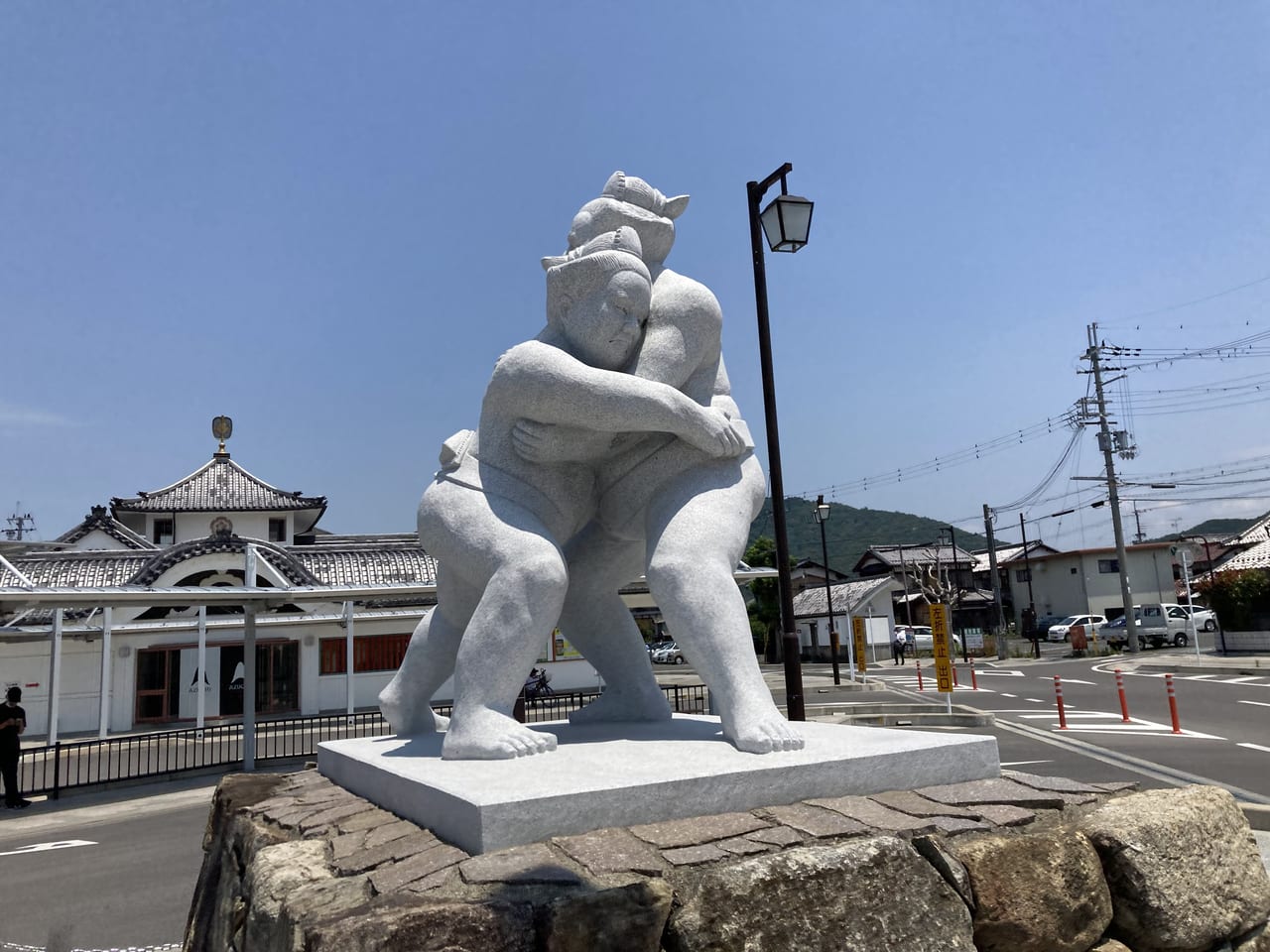 安土駅の相撲の像