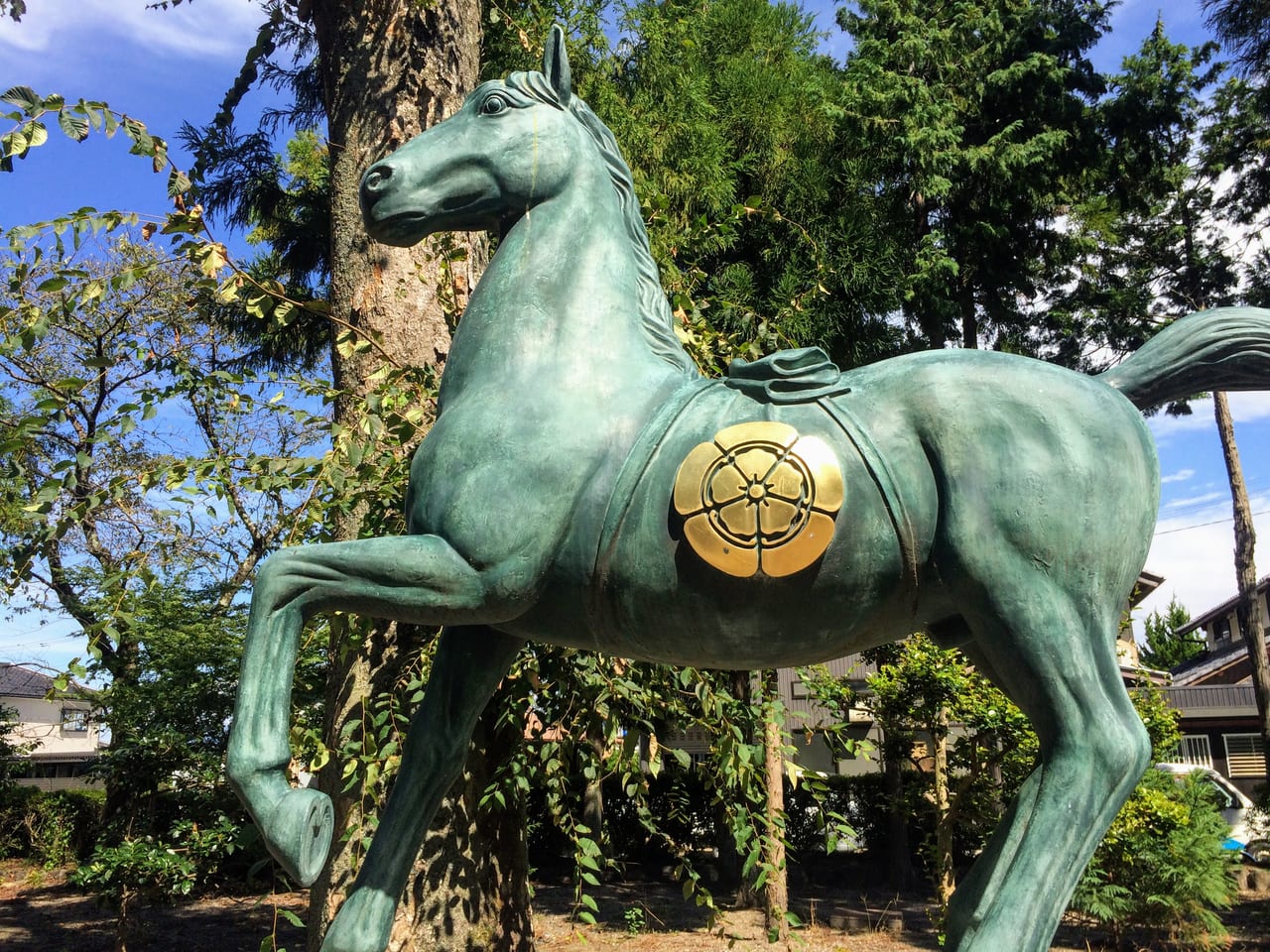 東近江市の奥村神社の馬の像