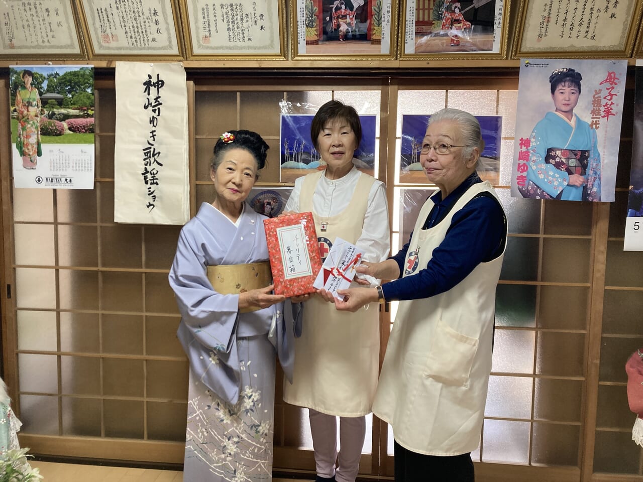 東近江市】神崎ゆきさんのチャリティー歌謡ショーでの善意の募金が、能登川赤十字奉仕団へと寄付されました | 号外NET 東近江市・近江八幡市