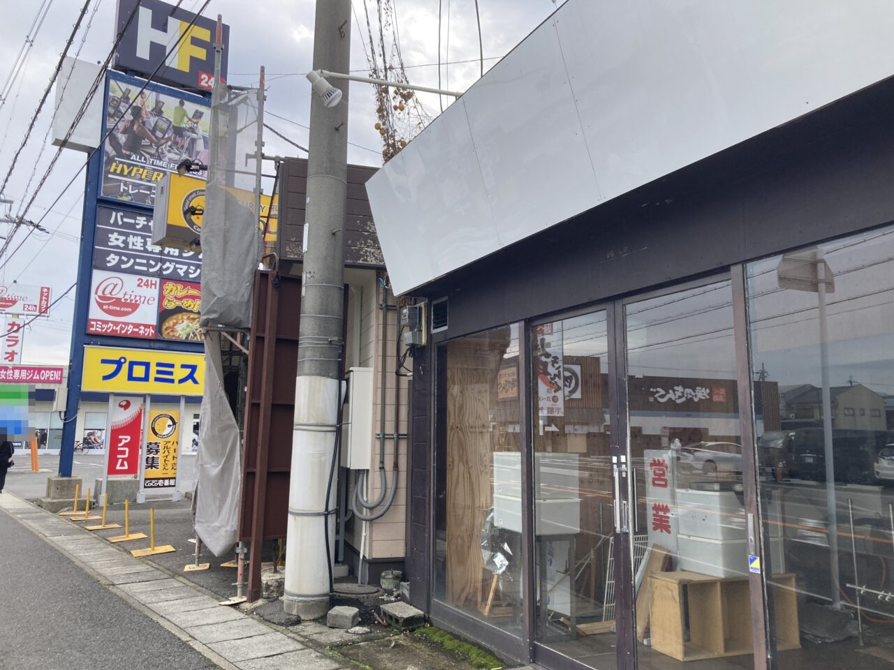 ファミマの前