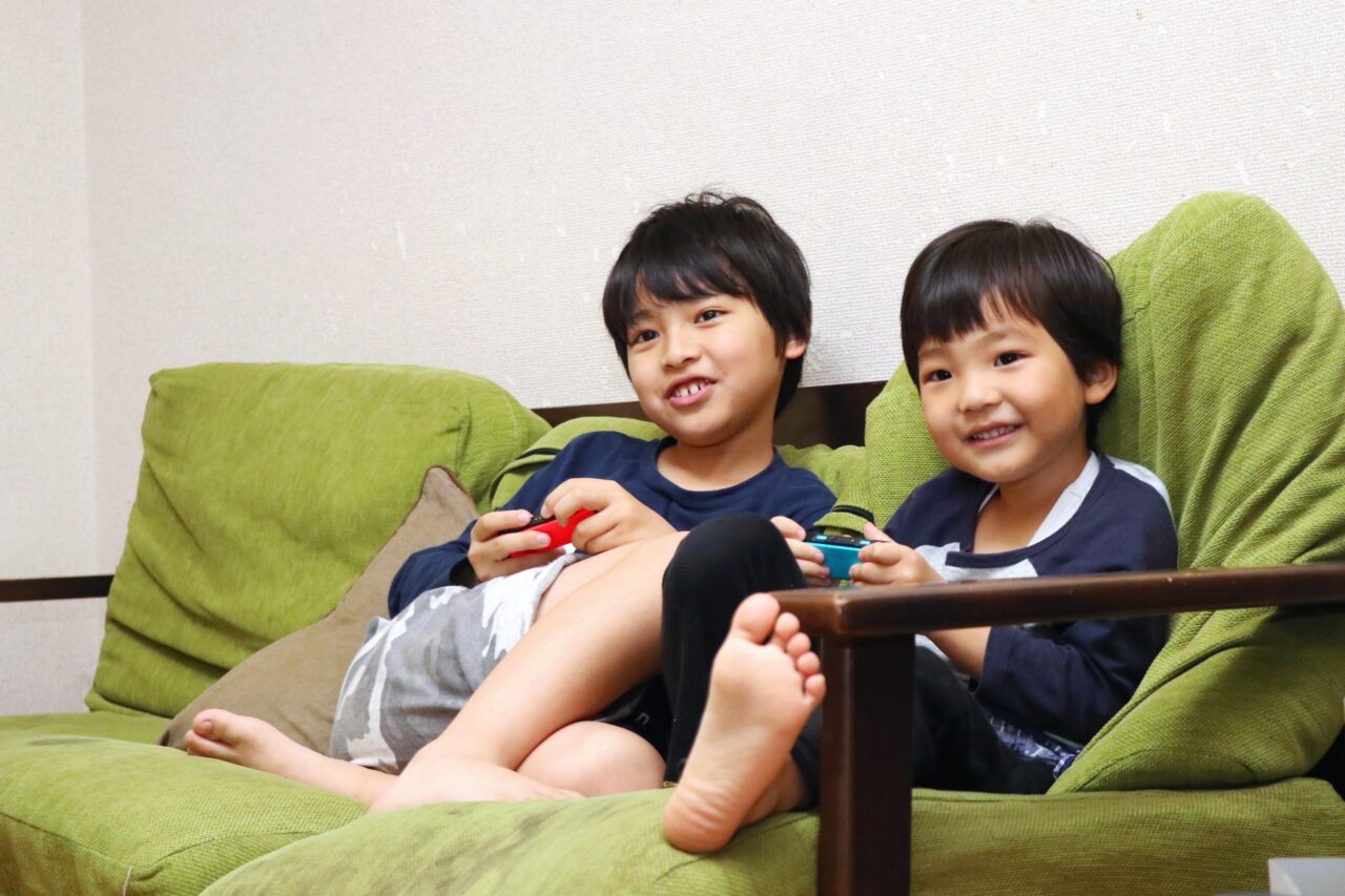 ゲームする子供